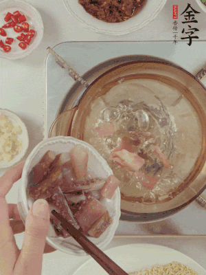 魷魚熱水下鍋，焯水備用。