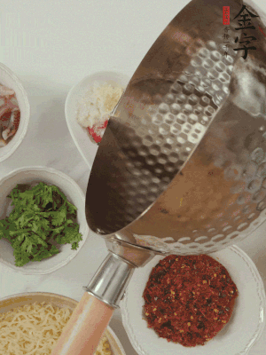 蒜末、小米辣、芝麻淋上熱油。