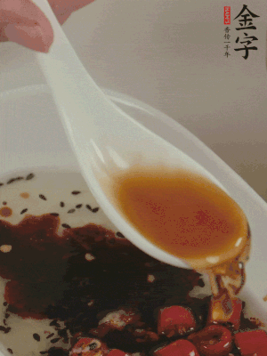 再加2勺生抽、1勺香醋攪拌。