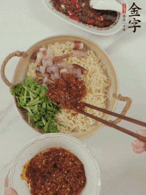 在面上鋪魷魚、香菜、金字火腿大師醬。