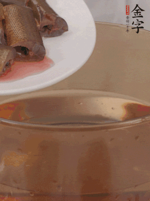 處理干凈的黃鱔段，加姜片、料酒沸水下鍋焯水。撈出用涼水沖洗干凈。