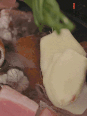 加姜片、蔥結(jié)、料酒。