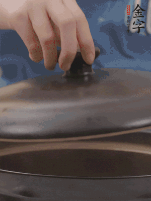 大火煮開后轉(zhuǎn)小火，燉煮20分鐘左右。