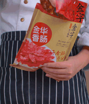 香腸切成斜片，小米辣切成斜片。