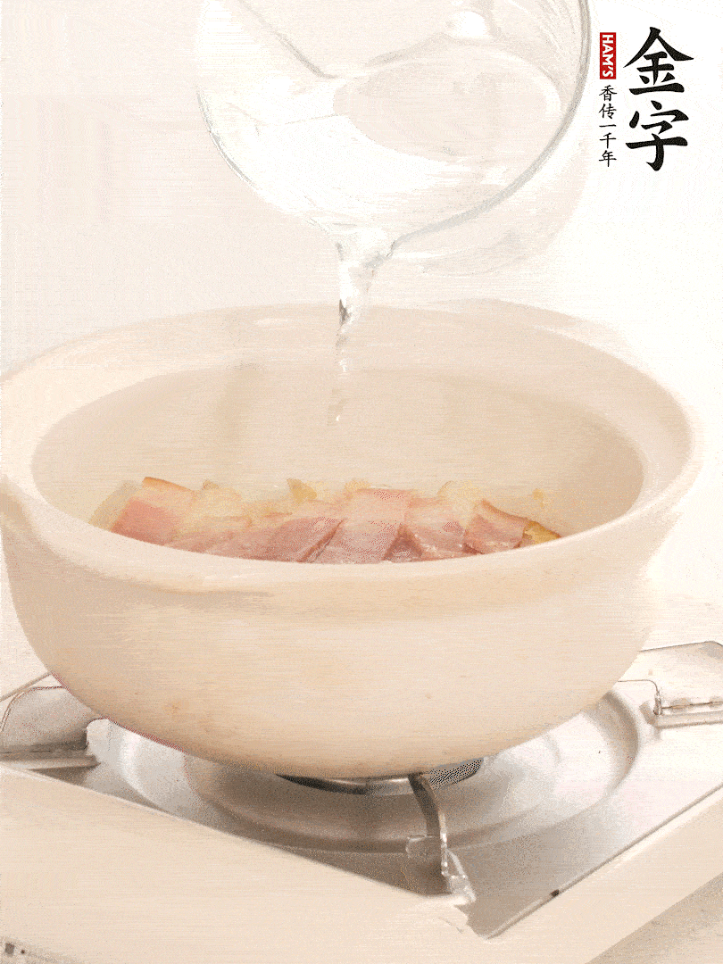 放入火腿片，加開(kāi)水，再加入豆腐