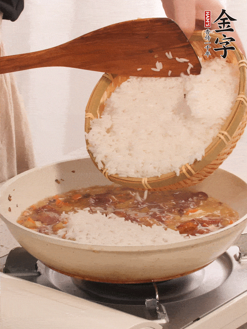 熱鍋燒油，香腸煸出油，加姜片去腥，加土豆、胡蘿卜、香菇翻炒到半熟，隨后加豆角、2小勺鹽、1大勺生抽，煸炒均勻。