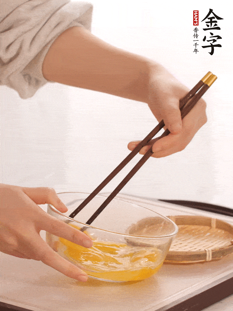 兩顆雞蛋打散。