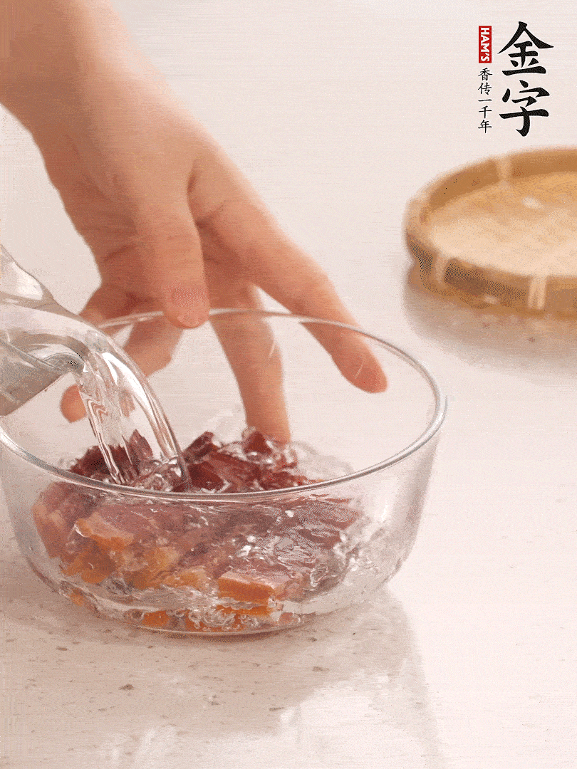 金字火腿切片，溫水泡5分鐘。