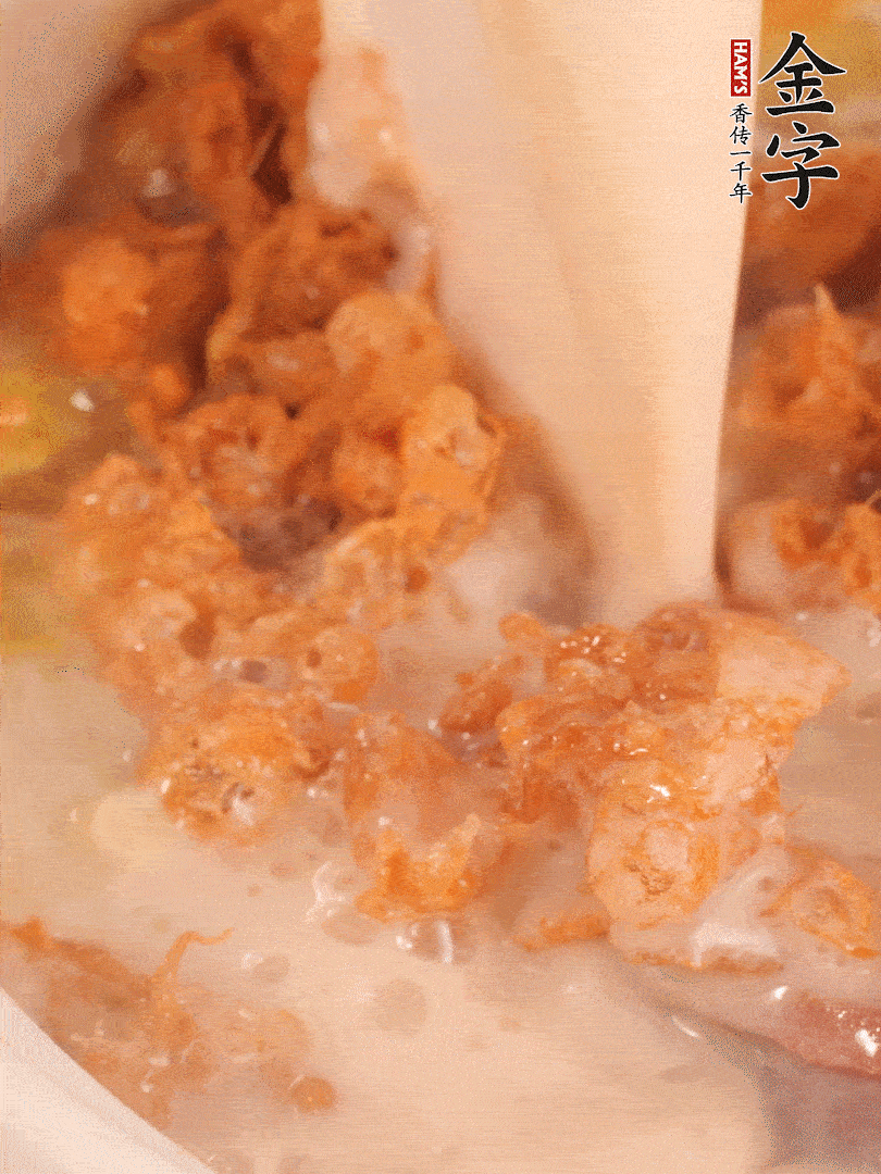 加入蛋酥再煨煮2分鐘，加入豆?jié){。