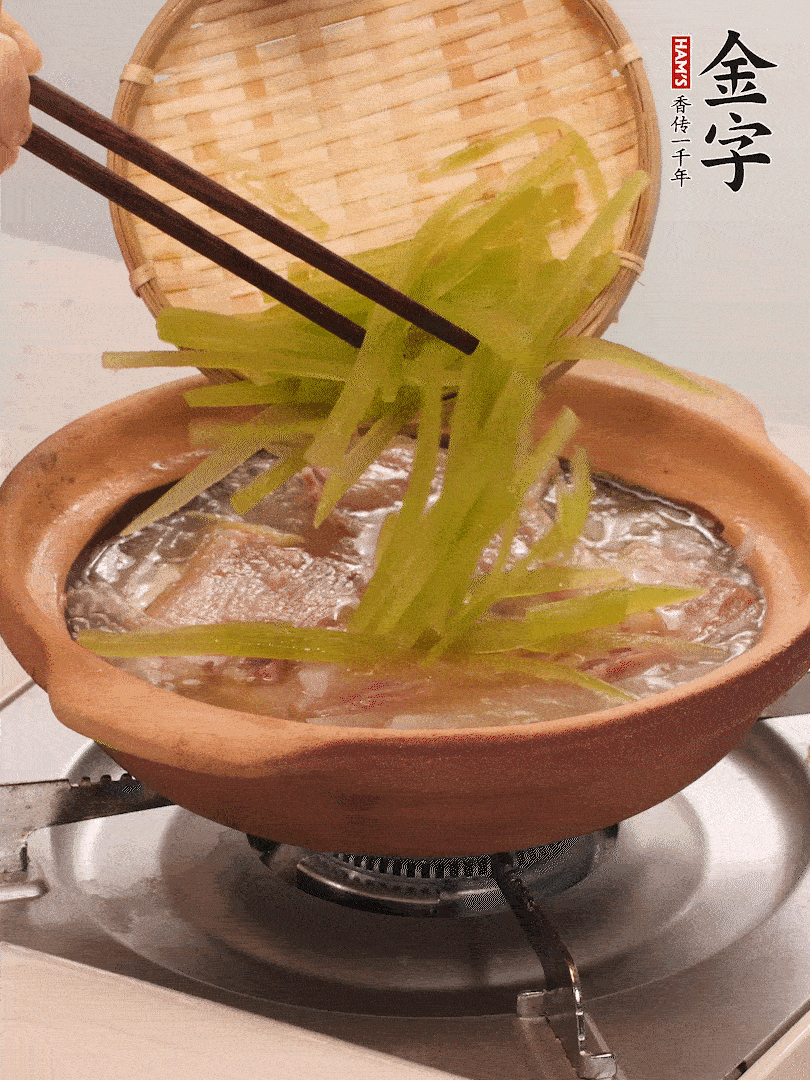 倒入熱水煮開后，轉小火燉煮10分鐘，呈奶白色湯底。