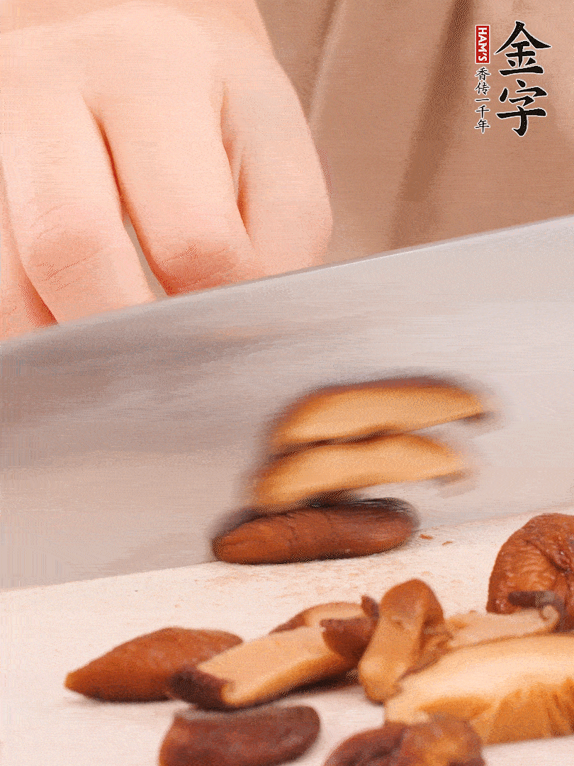 干香菇泡發(fā)，切成小塊。