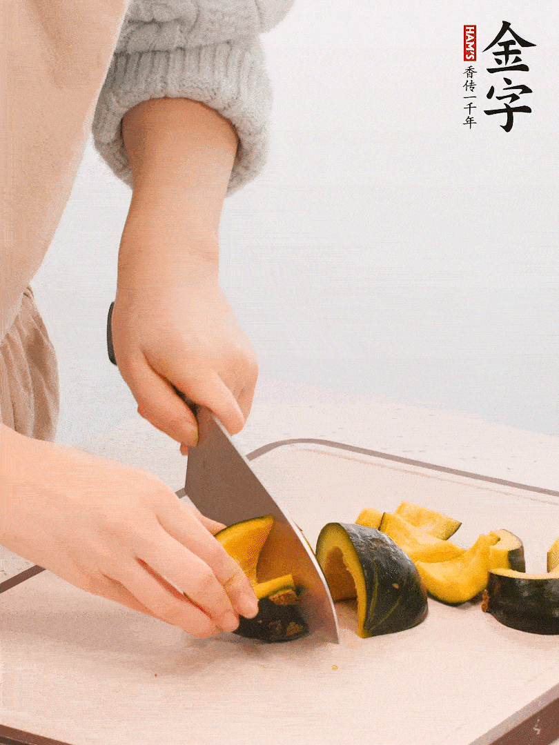 貝貝南瓜切小塊，生姜切成姜絲。