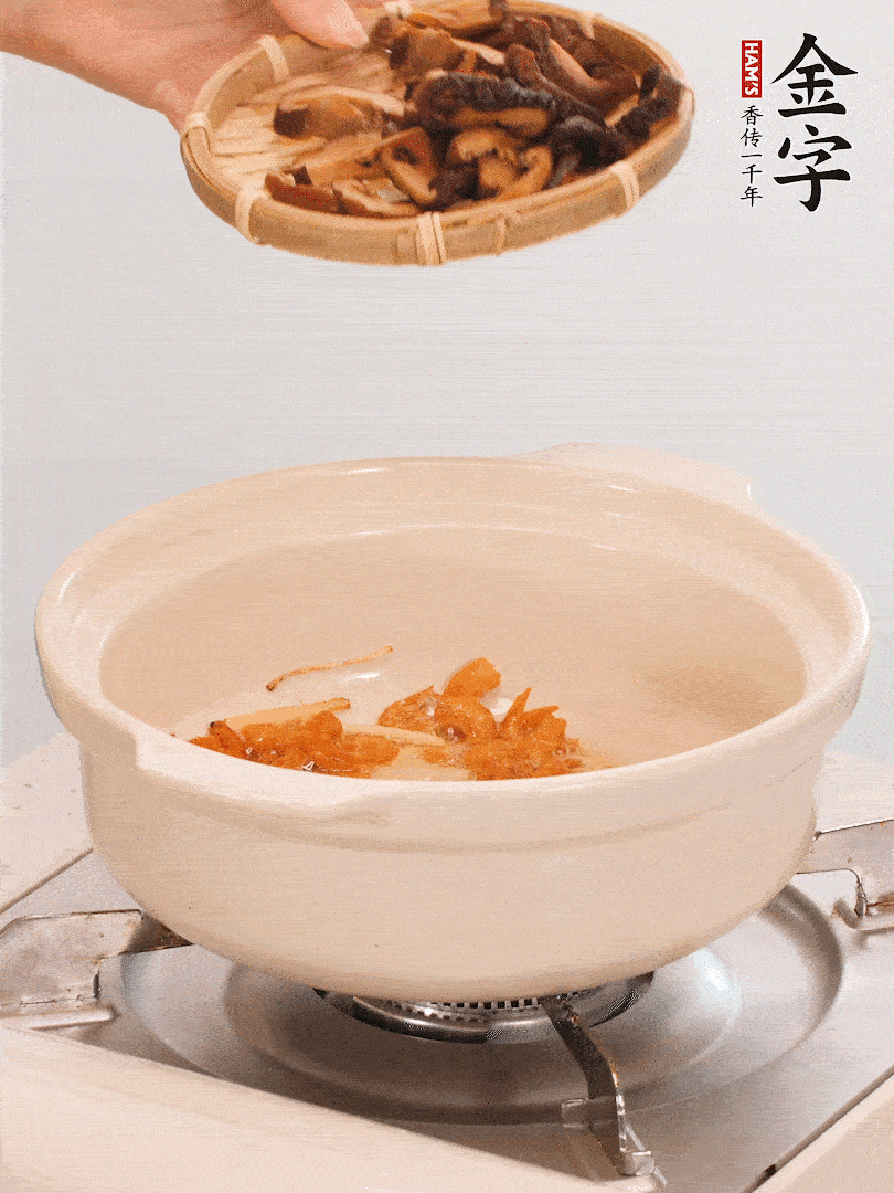 砂鍋倒入少許油，放入姜絲、海米小火煸香；再放入香腸、南瓜、干香菇一起翻炒2分鐘。