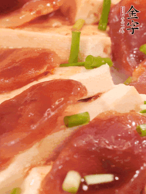 調(diào)一個(gè)醬汁：2勺生抽、1勺蠔油、半勺白糖、1勺淀粉、半碗清水調(diào)成料汁燒開