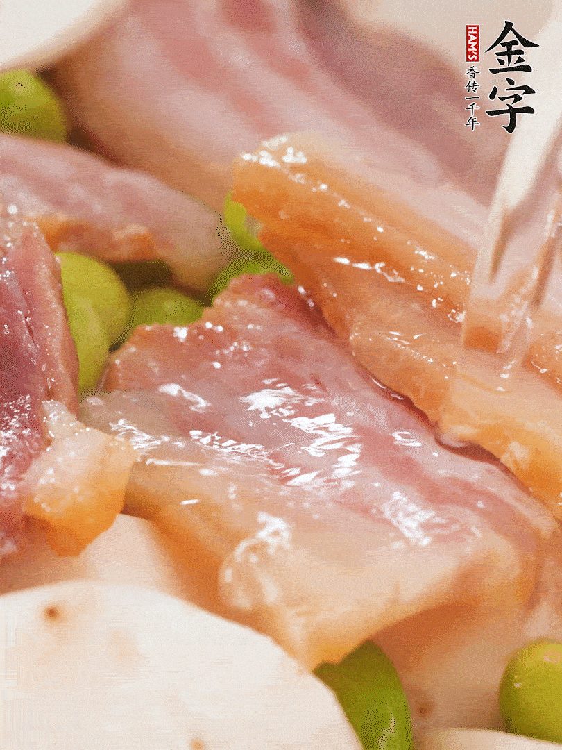 倒入芋艿、熟毛豆，翻炒均勻，加1小碗水煮開