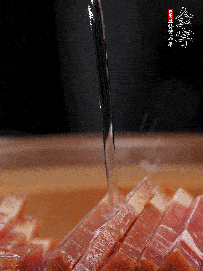 金字火腿切片，放入溫水中泡10分鐘，金字土香腸斜切成片。千張切成細條。