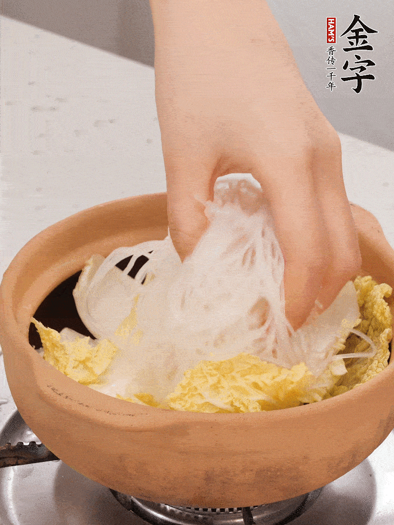 放入提前泡軟的粉絲，蓋上蒜蓉醬汁