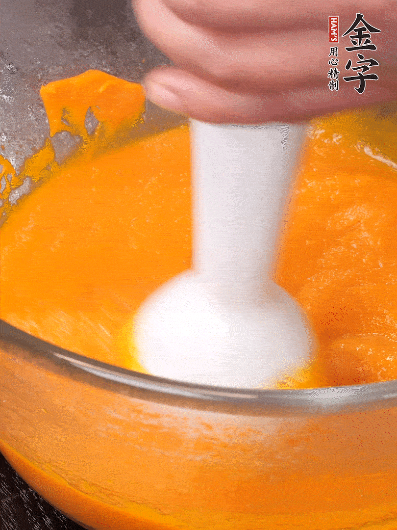 300g南瓜，去皮去瓤切滾刀塊，大火蒸8分鐘，料理機(jī)打成泥，篩網(wǎng)過(guò)篩成泥