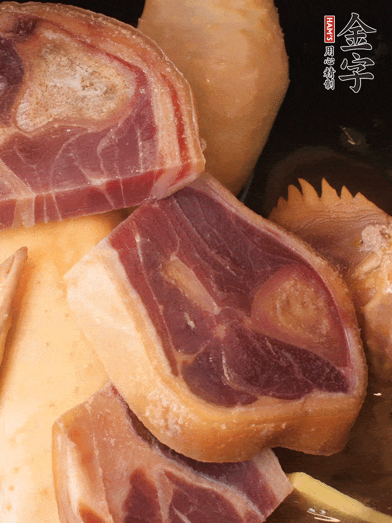 火踵、老母雞加蔥、姜、料酒、清水，大火燒開(kāi)后轉(zhuǎn)小火，燉1小時(shí)