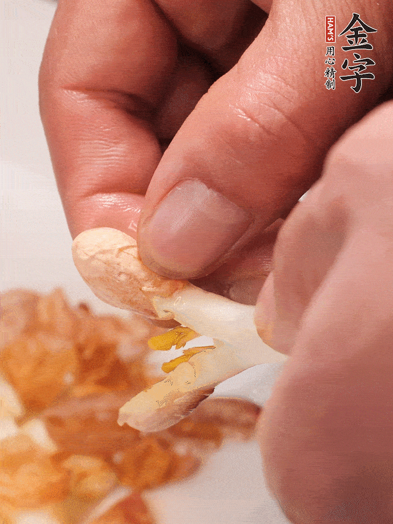 花生芽切段。開水焯水1分鐘，去掉頂部的花生皮