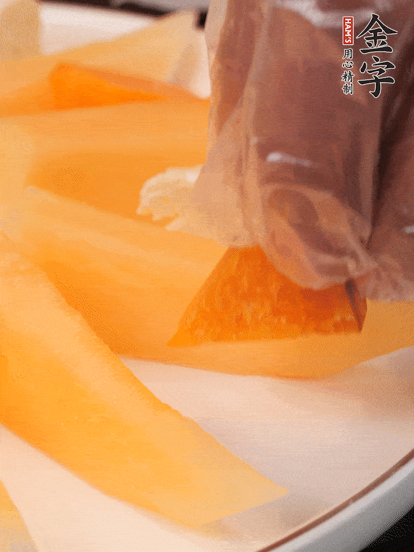 刀用火烤一下，切開(kāi)奶酪