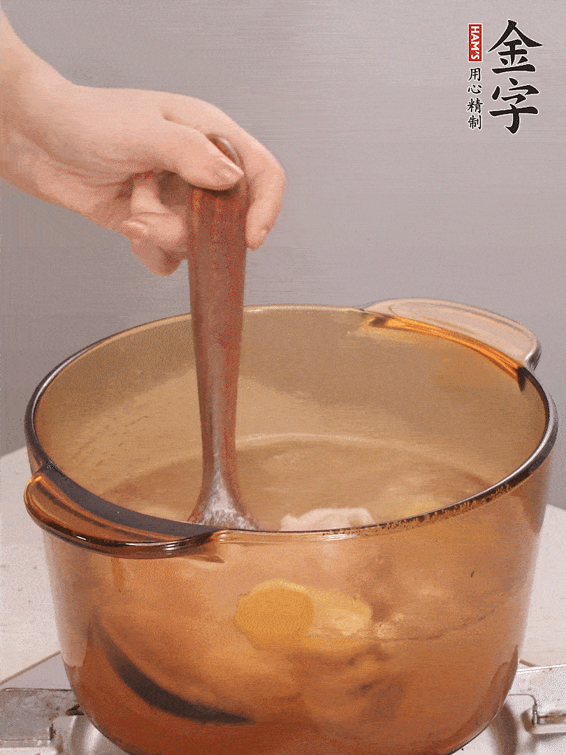 鴨肉、白果、火腿、生姜一起放入砂鍋，清水沒(méi)過(guò)食材，大火燉煮1小時(shí)