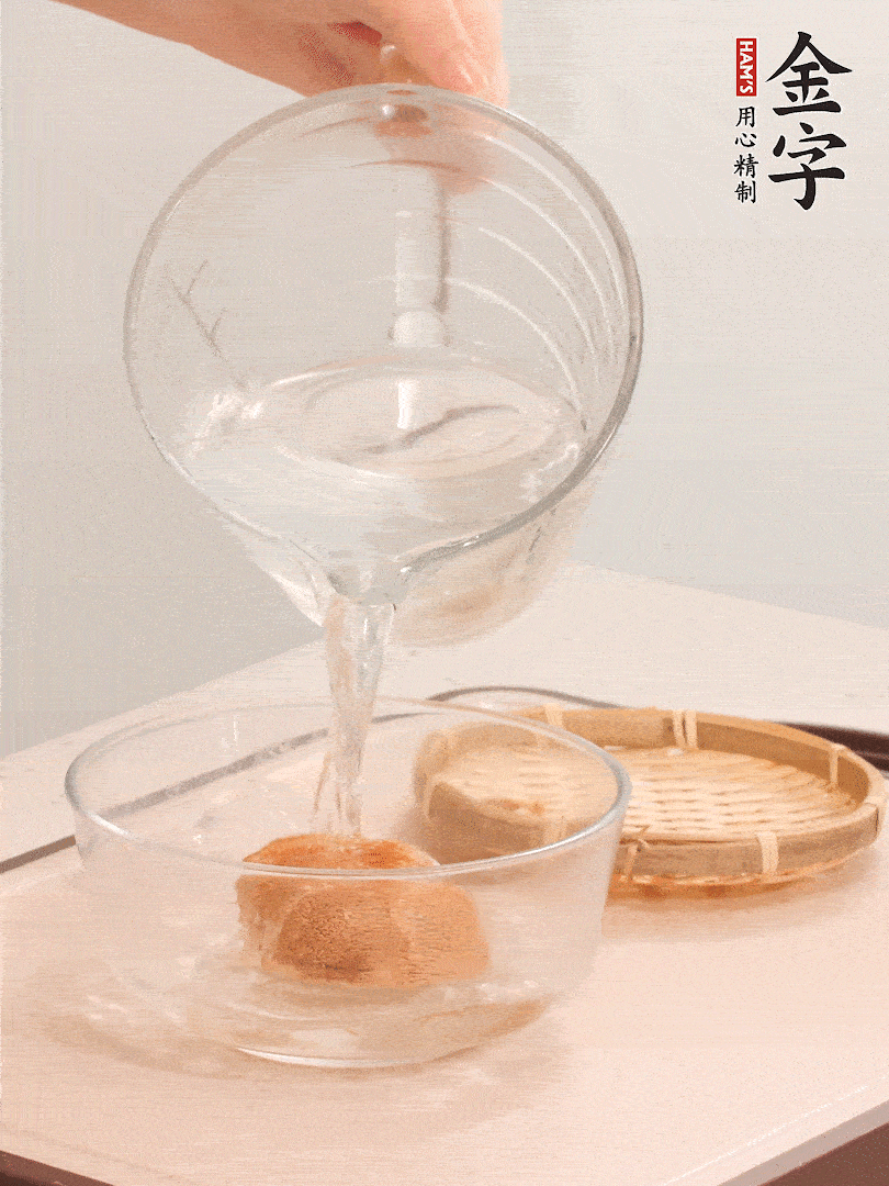 猴頭菇至少泡發(fā)半小時(shí)，將浸泡后的黃水?dāng)D干；