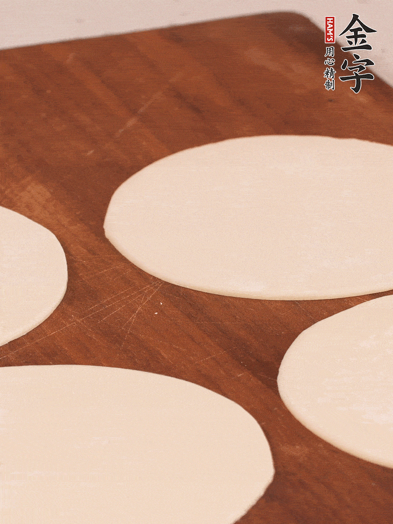 餃子皮均勻抹油，10張疊在一起，搟面杖搟開