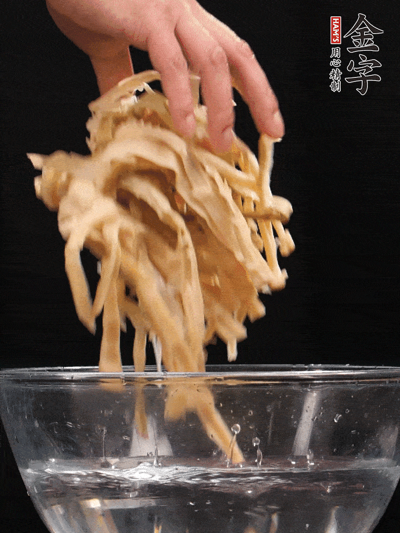 天目山筍干1把，清洗表面鹽分，用手撕成長條