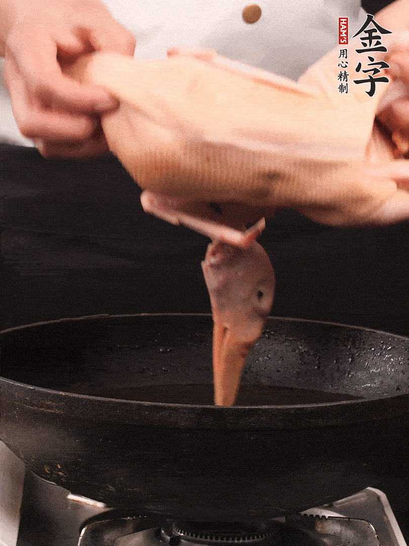 處理干凈的老鴨1只，黃酒小半碗，姜幾片，一起放入冷水，煮沸焯水3分鐘，去除血沫