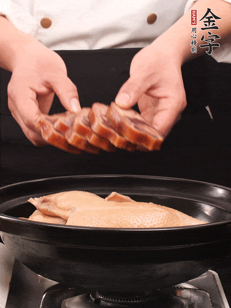 老鴨、金字火腿蹄片、筍干、姜片、蔥結(jié)，清水沒過鴨身2cm，加黃酒小半碗