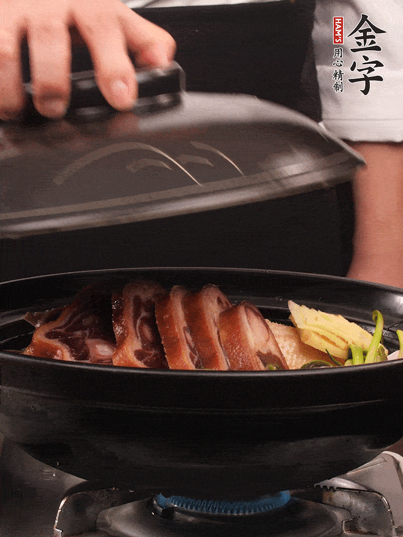 砂鍋蓋蓋子密封，大火燒開后轉(zhuǎn)小火，燜煮2小時(shí)