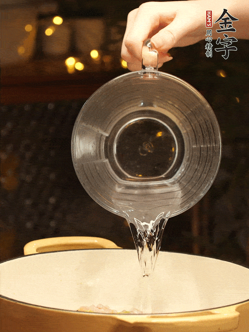 加入120ml水，蓋上蓋子燜幾分鐘撒上蔥花，美美的擺個(gè)盤~