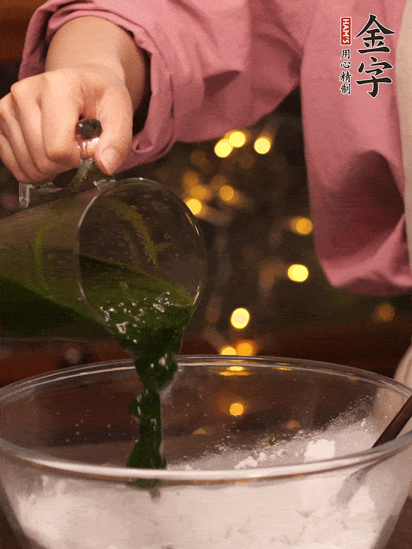 清明粿粉，分次加艾草泥，加點(diǎn)油揉2分鐘