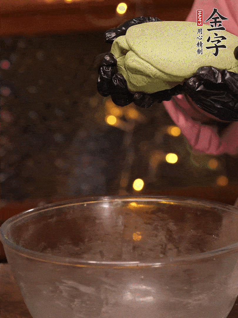 清明粿粉，分次加艾草泥，加點(diǎn)油揉2分鐘，揉到面團(tuán)光滑，醒發(fā)一下