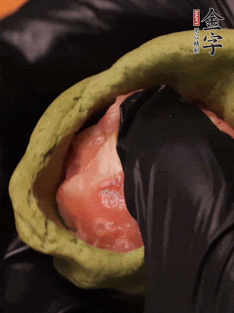 切成小劑子，中間壓個(gè)坑，做成碗狀，虎口慢慢收口