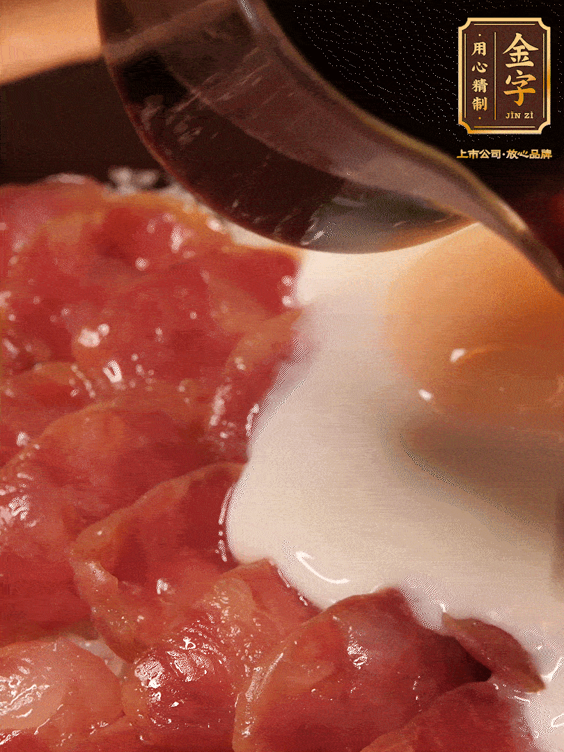 燜2分鐘后開(kāi)蓋淋上醬汁（3勺生抽、1勺老抽、1勺白糖、1勺蠔油、1/4勺香油和6勺清水，開(kāi)中火煮沸，攪勻）