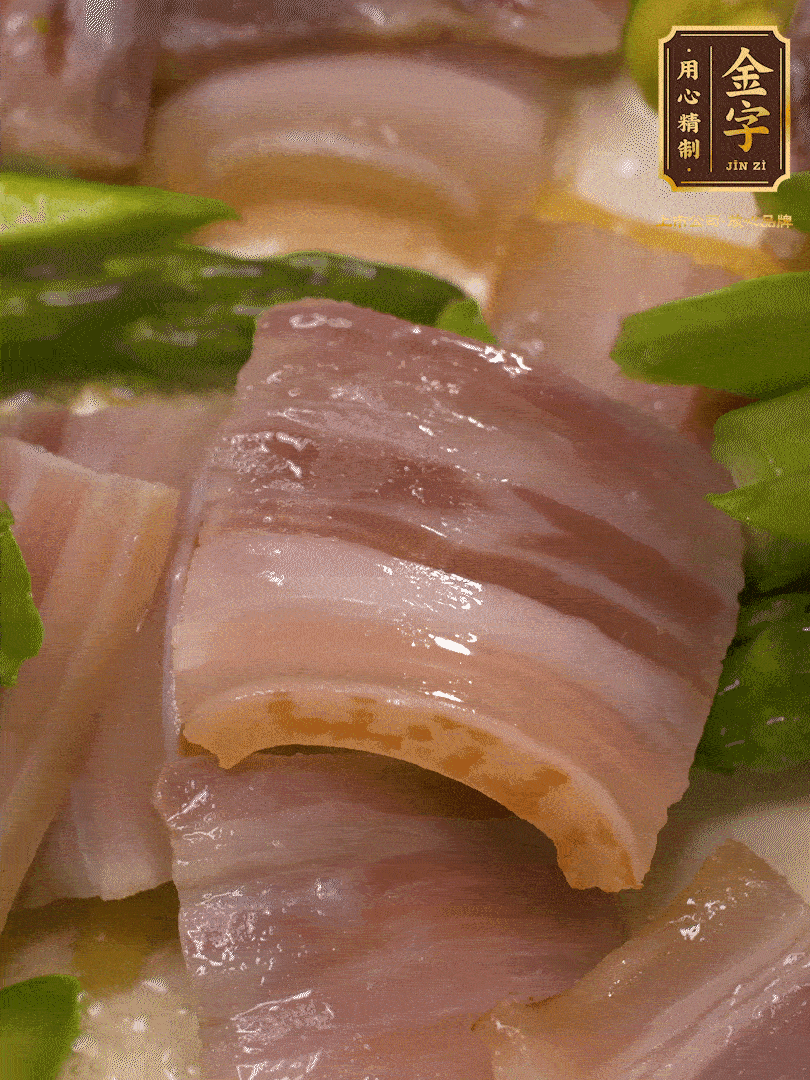 依次下蠶豆、蘆筍、白蘑菇翻炒均勻