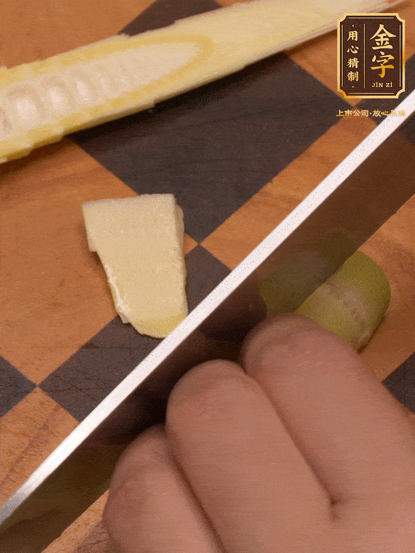 雷筍，剝去外殼，切成丁