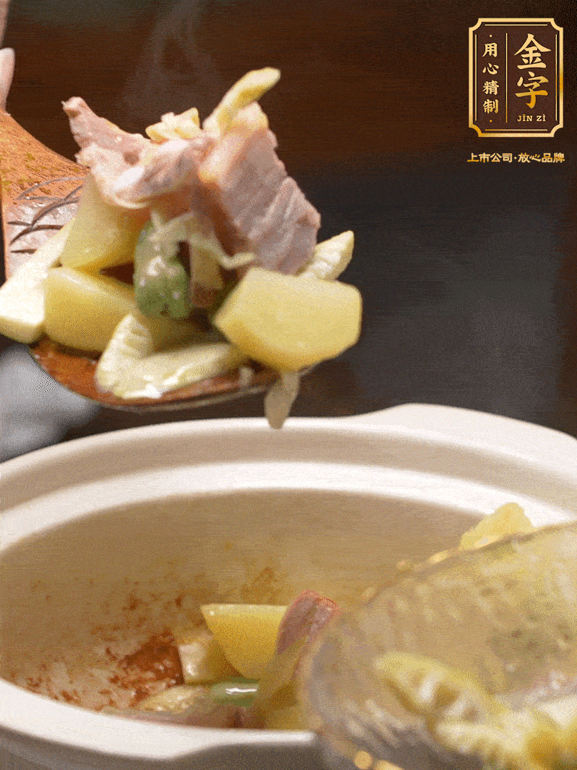 煸出咸肉脂香，再下筍丁、蠶豆。呈出