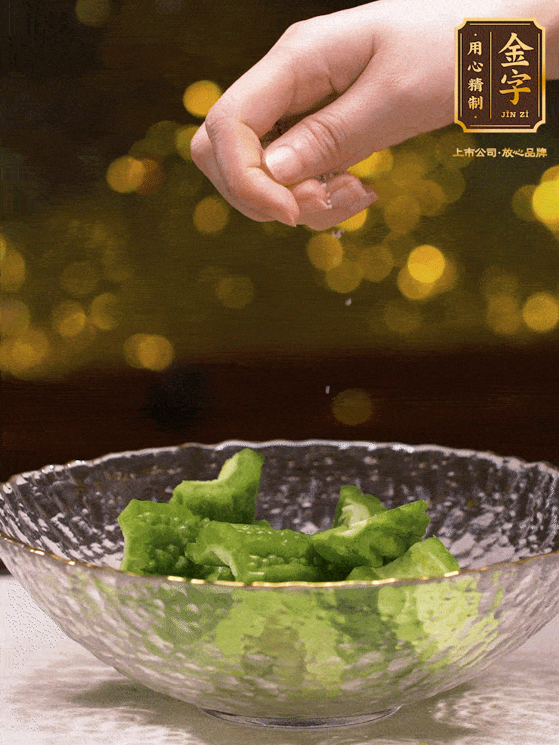 處理好的苦瓜切段（5cm），加點(diǎn)鹽鹽腌一下，去除一下苦味