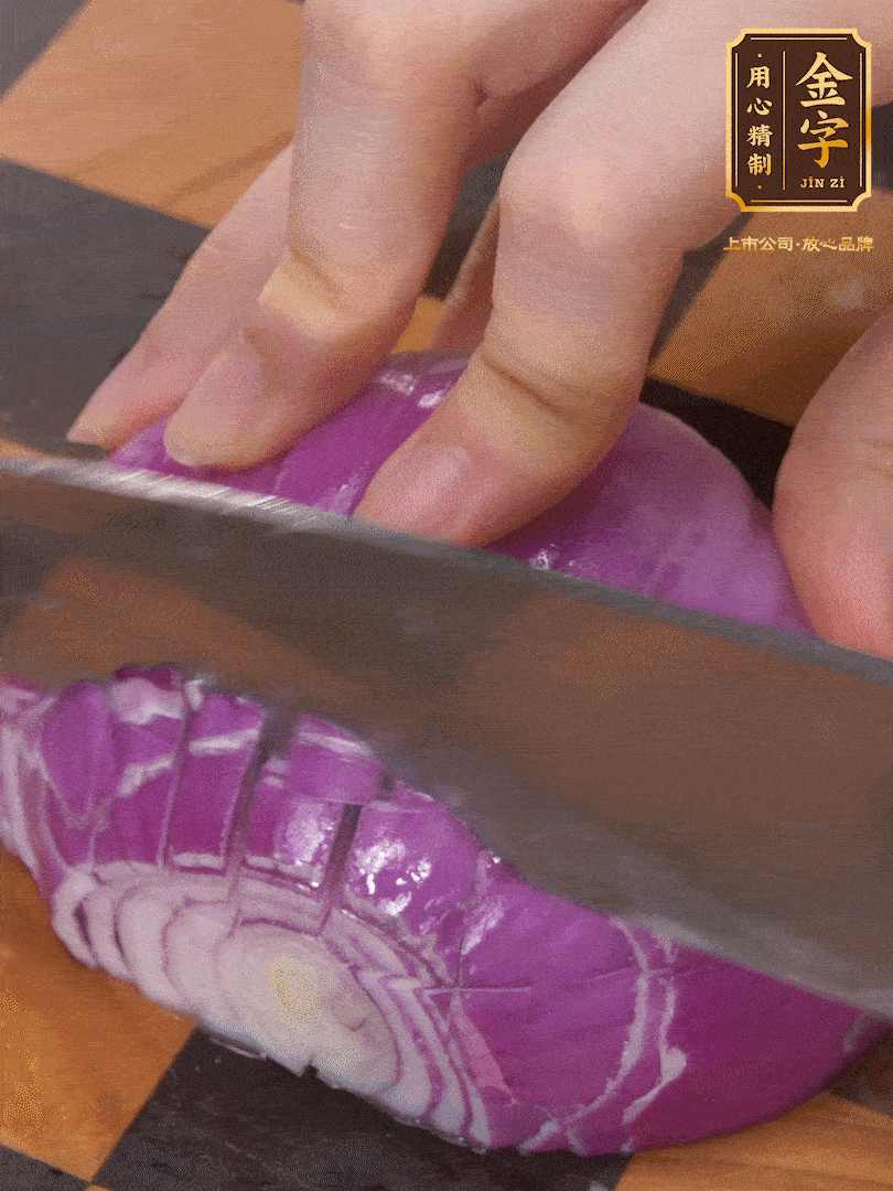 洋蔥切碎、土豆切丁