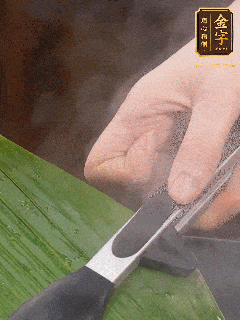 新鮮粽葉洗凈，用開水煮一下，讓粽葉更有韌性不易裂。