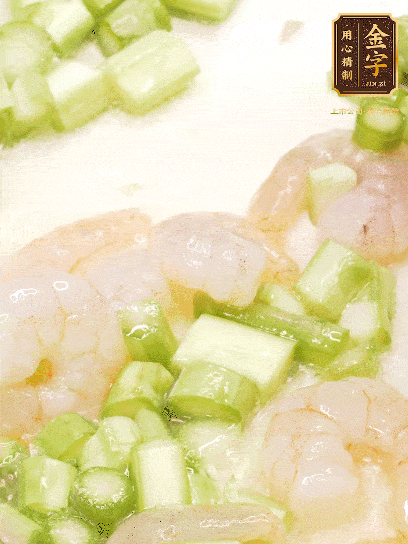 熱油煎香蝦仁，下香腸、蘆筍翻炒，盛出備用。