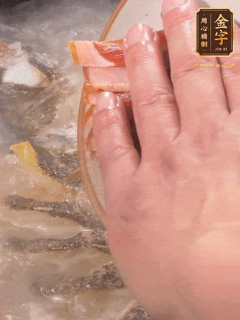 將煎好的魚，倒入三大碗開水。大火煮開后放入1個蔥結、2片姜片和1勺料酒和火腿片