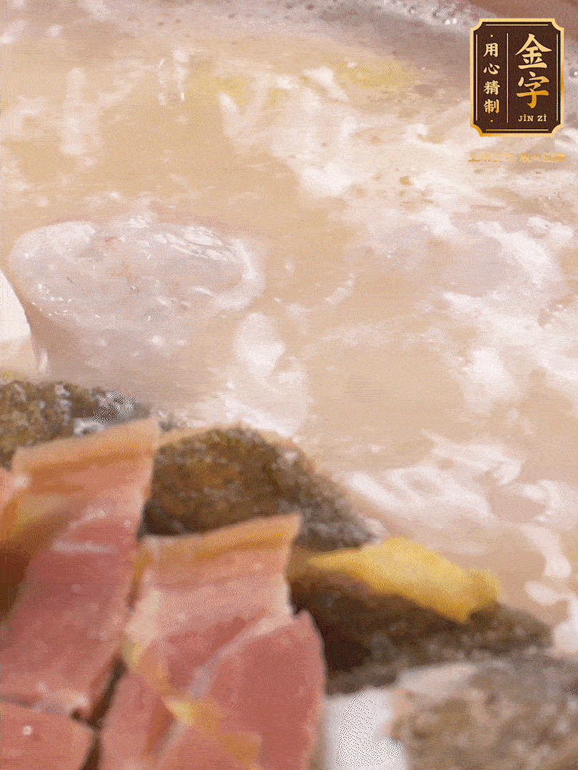 大火煮至沸騰后，轉至砂鍋中，繼續(xù)燉煮。這個時候可以放入一些自己喜歡吃的配菜比如蝦滑、內(nèi)酯豆腐來添味