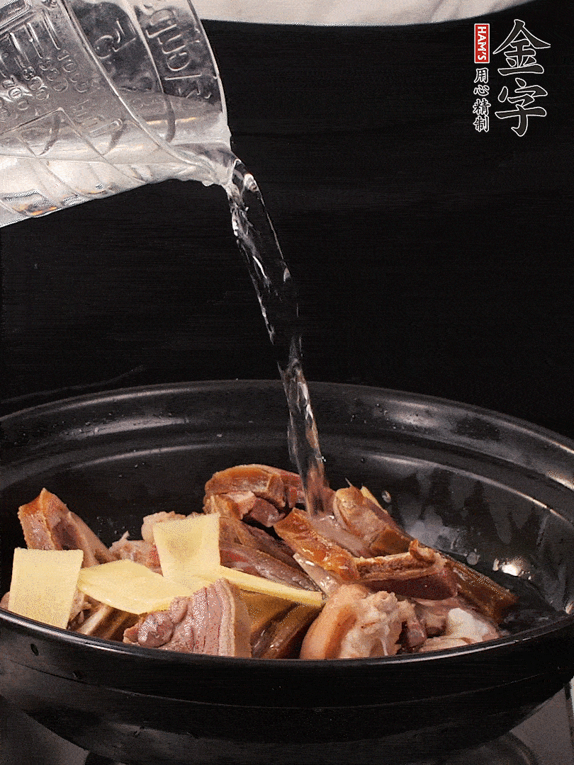 火腿、豬腳放到大砂鍋里，黃酒提鮮，蔥姜去腥，加2kg純凈水沒過食材。水一定要放足，中途最好不能加水