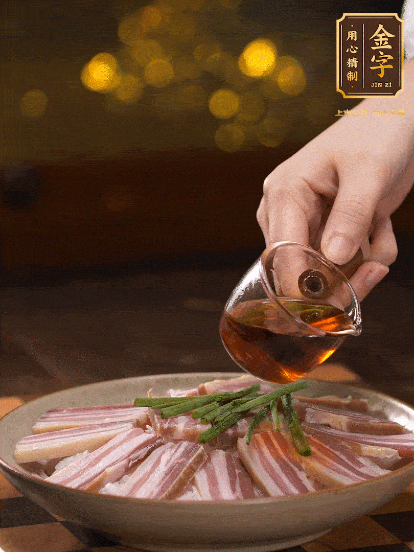 把切好的咸肉，均勻的鋪在蘿卜絲的四周頂部放少許蔥段 淋上少許料酒，放入鍋中 大火蒸二十分鐘