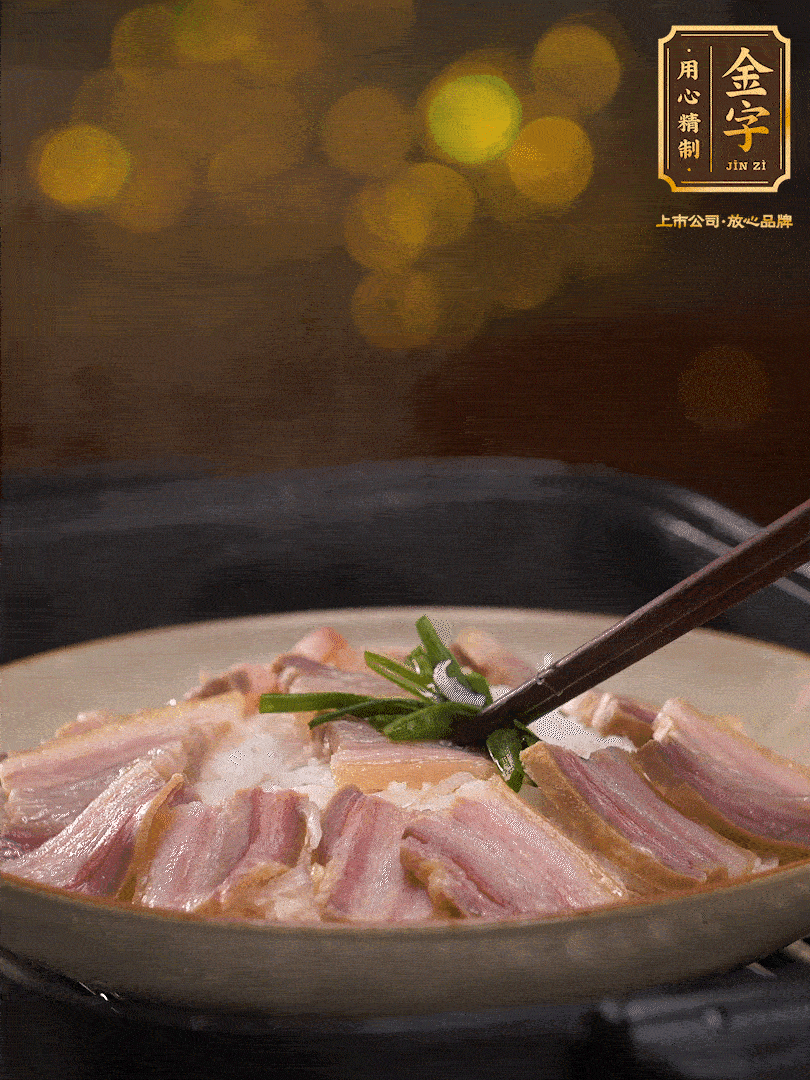 二十分鐘后關(guān)火，去除頂部的蔥段，最后撒上少許的蔥末，就完成了