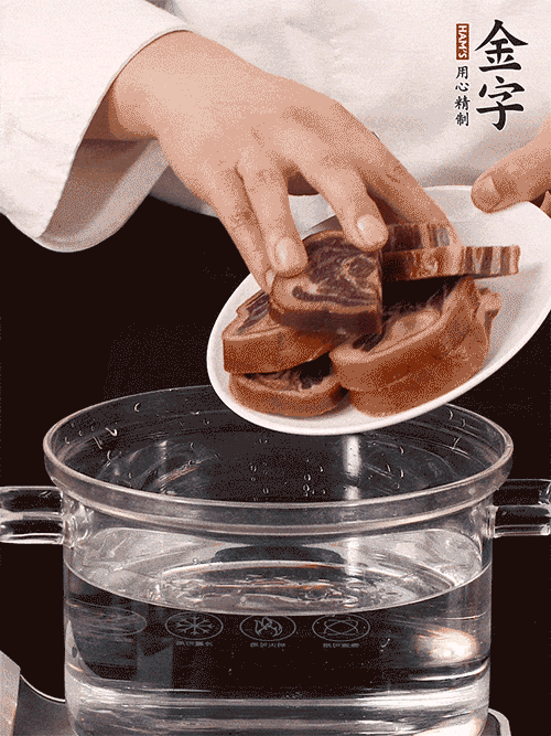 準備食材。做金銀蹄有2個關(guān)鍵點：食材上火腿當(dāng)然得選足年發(fā)酵的金字火腿，新鮮豬爪最好選前腳、大小適宜的。